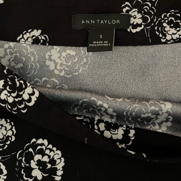 Ann Taylor black short sleeved blouse with white flowers. Size S - Picture 7 of 7